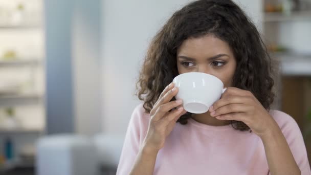 Jolie femme métisse buvant du thé, refusant d'ajouter du sucre, contrôle de la glycémie — Video