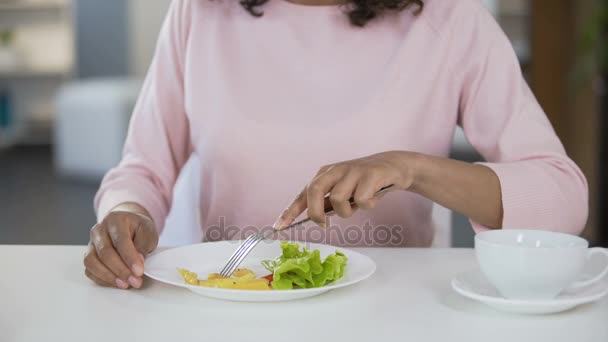 Biracial γυναίκα τρώει σαλάτα, αρνούμενη να προσθέσετε αλάτι, υγιεινή διατροφή, διατροφή — Αρχείο Βίντεο