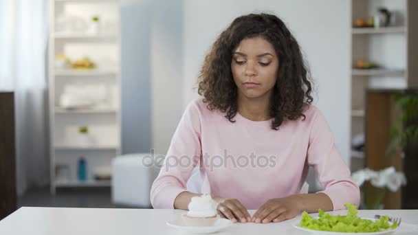 Attraktiv kvinne velger dessverre salat fremfor kake, diett, vektkontroll, ernæring – stockvideo