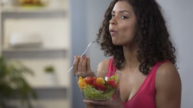 Güzel genç bayan sebze salatası, kilo kontrolü, sağlıklı beslenme diyet