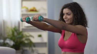 Çekici kadın kaldırma dambıl, aktif yaşam tarzı, fiziksel egzersiz, fitness