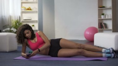 Telefon, erteleme kullanarak karma yarış erkek spor giyim, yerde yatan