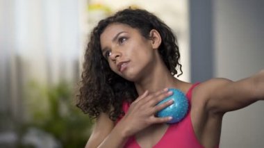 Çekici kadın masaj topu, kas gevşeme, kan dolaşımını kullanma