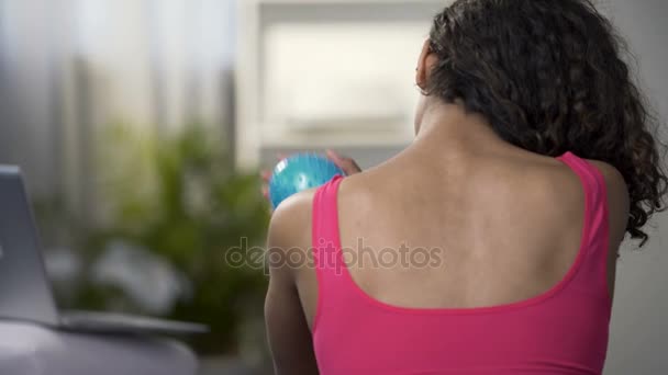 Νεαρή γυναίκα τρίψει τους ώμους με μπάλα, καταπραΰνει τους μύες μετά από — Αρχείο Βίντεο