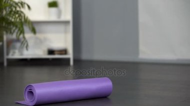 Katta, kadın ayak evde, spor yürüyüş yalan yoga mat kadar haddelenmiş