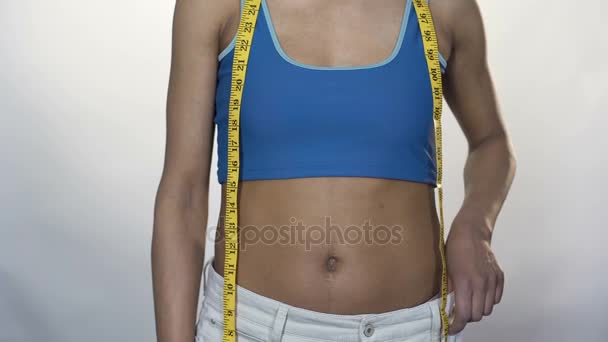 Τακτοποίηση γυναίκα τράβηγμα στη μέση του υπερμεγέθη παντελόνια μακριά, δείχνοντας αντίχειρας-επάνω, απώλεια βάρους — Αρχείο Βίντεο