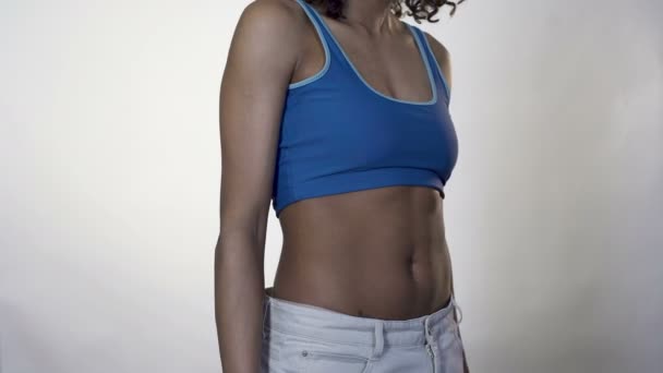 Joven hembra en forma midiendo su cintura con cinta métrica, pérdida de peso, adelgazamiento — Vídeos de Stock