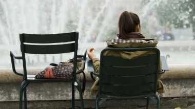 Çeşme rahatlatıcı ve damla su sıçramasına arıyorsunuz Bayan serbest zaman