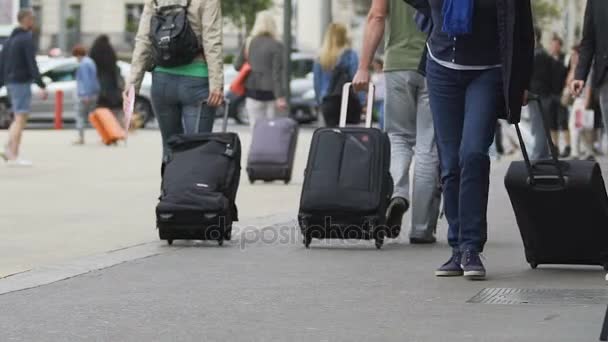 Турист з валізами, що виїжджають з аеропорту, люди подорожують, повільне відео — стокове відео