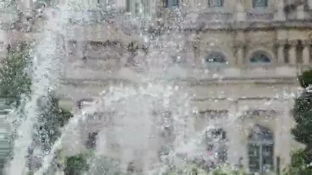 Csodálatos kilátás nyílik a fröccsenő szökőkút elé a Luxembourg palota — Stock videók