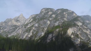 Ahşap ev, South Tyrol Dolomites ve göl Braies panoramik