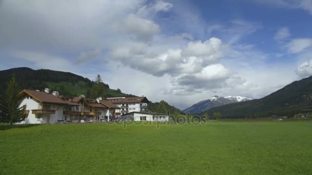 Increíble panorama del valle verde con casas y cordillera Dolomitas, Italia — Vídeo de stock