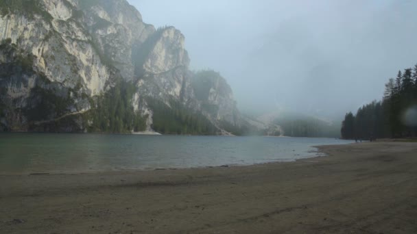 湖 Braies とドロミテの山々、南チロル、イタリアの素晴らしいパノラマの景色 — ストック動画