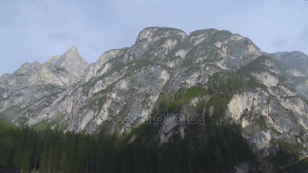 Panoramatický pohled z Dolomit a jezero Braies s dřevěným domem, Jižní Tyrolsko — Stock video