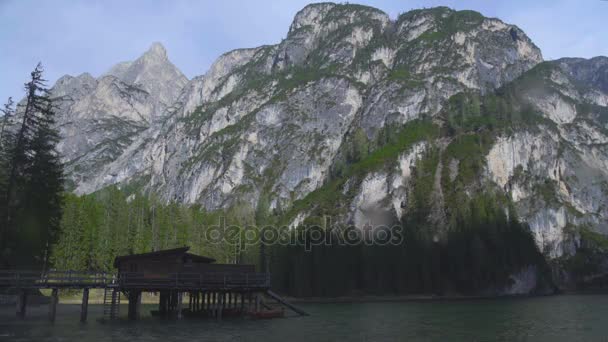 Impresionante vista de la casa del lago y Dolomitas, Pragser Wildsee en Italia, viajes — Vídeos de Stock