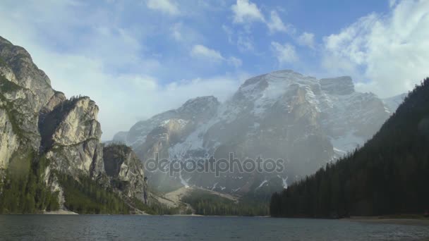 Güzel Dolomites, ağaç görünümü ve göl Prags, Seyahat heyecan verici Panoraması — Stok video