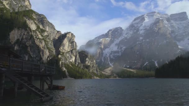 Fantastisk utsikt över Dolomiterna, trä fiske hus och sjön Braies, Italien — Stockvideo