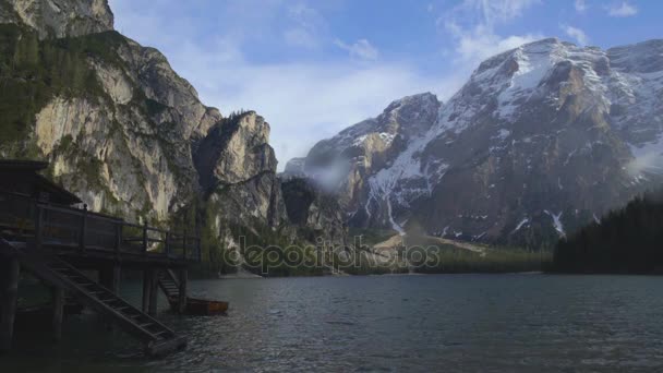 Cool utsikt över Dolomiterna, time-lapse video, sjön Prags och trä fiske hus — Stockvideo