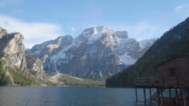 Vista de Dolomites e Pragser Wildsee na Itália, bela paisagem, natureza — Vídeo de Stock