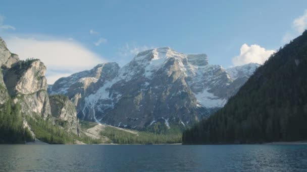 Hermosa vista panorámica del lago Prags y Dolomitas, paisaje increíble, Italia — Vídeos de Stock