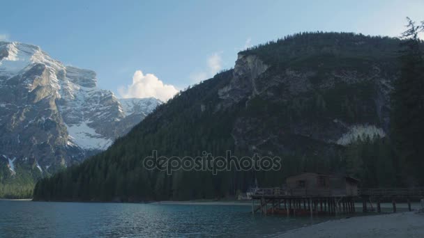 Panorama krásné jezero Braies a Dolomity pohoří, Jižní Tyrolsko, Itálie — Stock video