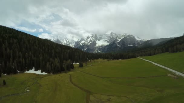 Luftaufnahme der wunderschönen Dolomiten Berge, atemberaubende Landschaft, Alpen, Italien — Stockvideo