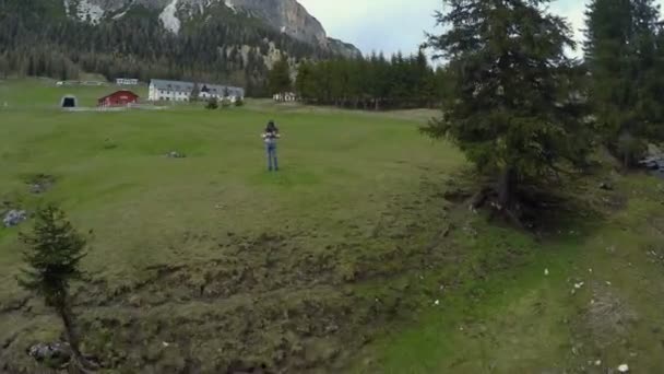 Hombre que controla el dron volador, hermoso paisaje cerca de Dolomitas, viajes — Vídeo de stock