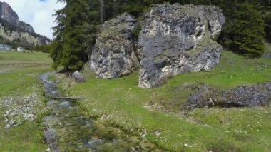 Büyük taşlar, Dolomites, peyzaj arasında akan dağ çayı görünümünü