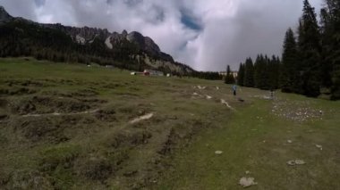 Yere düşen ve gürültüyle çarpmak, kaza, ekipman kırık Quadcopter dron