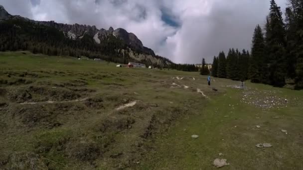 Kvadrokoptéra dron padá na zem a havárie, nehody, rozbité zařízení — Stock video