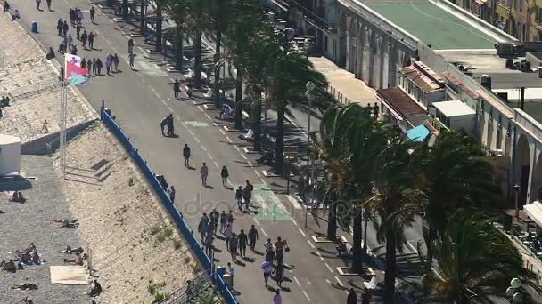 Люди, идущие юго-восточное побережье Франции, Средиземное море, курортная жизнь города — стоковое видео