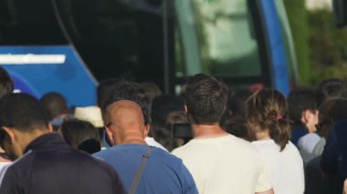 Ünlü otel yakınındaki kameralarla için sokak, bekleyen fanlar kalabalık toplandı