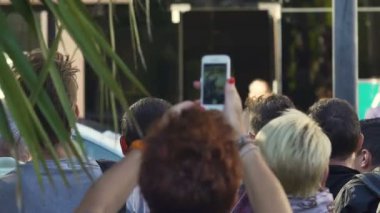 Meraklı insanlar izlemek ve Idol şehir sokak, fanlar çekmek için toplandı