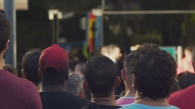 Erkek destekçileri yakınındaki otel, spor takımı için bekleyen bir imza almak istiyorum