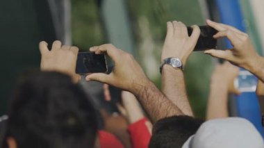 Otobüs yakınındaki ünlü film, müzik performans için bekliyor merak yoldan geçenler tarafından