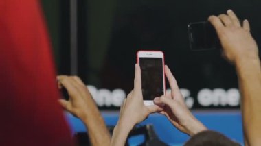 Otobüs ile futbol oyuncuları, çevreleyen sansasyon avcılar röportaj almak istiyorum