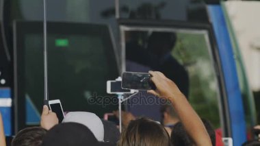 Sinir bozucu paparazzi hissi, gazeteciler tarafından çevrili ünlü otobüs için avcılık