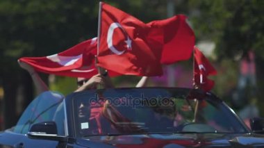 İlahi elinde ulusal bayrak ile otomatik olarak oturan aktif Türk futbol taraftarları