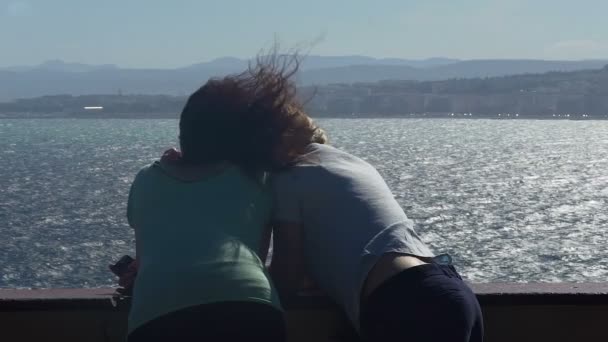 Doce casal admirando vista mar Mediterrâneo juntos, relacionamento romântico — Vídeo de Stock
