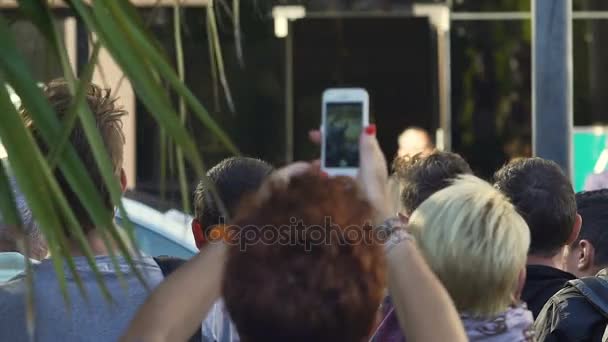 La gente curiosa si è riunita per guardare e prendere la fotografia di idolo in strada urbana, ammiratori — Video Stock