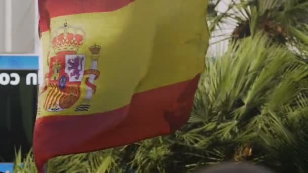 Bandeira espanhola balançando no vento, símbolo nacional do país, sentimentos patrióticos — Vídeo de Stock