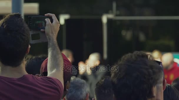 Nouzové evakuace prováděny v hotelu, dav starosti hosty čeká venku — Stock video