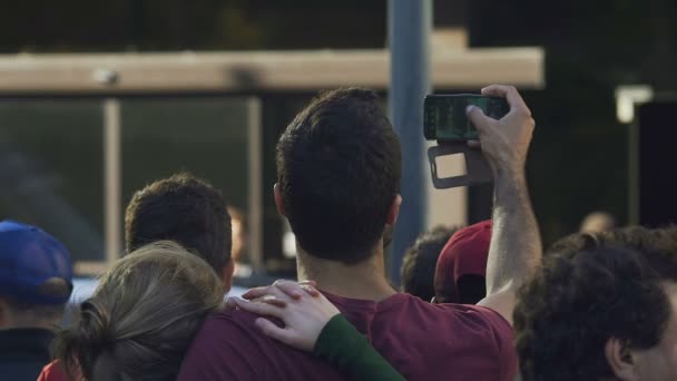 Skara hängivna fans möte favorit kändis på flygplats, ta bilder — Stockvideo