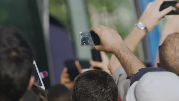 Entusiasmada multidão filmando ídolo em câmeras de telefone celular, público admirando estrela pop — Vídeo de Stock
