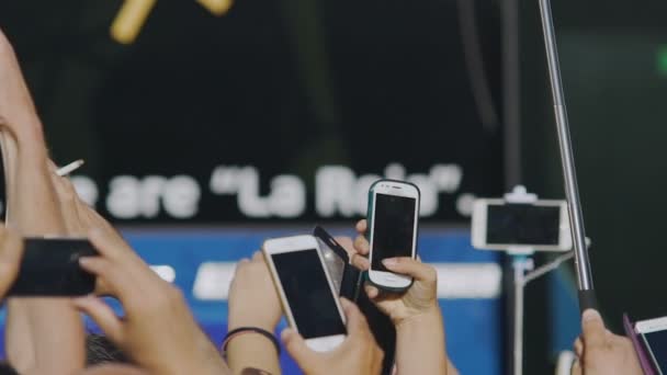 Mãos curiosas tirando fotos com smartphones, vício em gadgets — Vídeo de Stock
