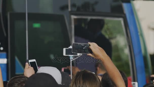 Paparazzi irritante caça para sensação, ônibus celebridade cercado por repórteres — Vídeo de Stock