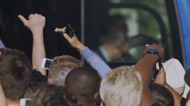 Multidão de fãs se reuniram para torcer equipe de esportes, acenando as mãos, tirando fotos — Vídeo de Stock