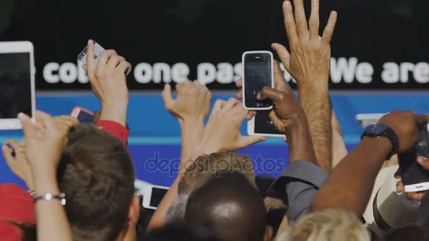 Tifosi entusiasti che salutano gli sportivi in partenza in autobus, folla allegra — Video Stock