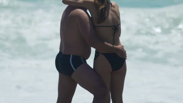 Heimliche Liebhaber, die sich am Strand umarmen, Unterschiede in den Jahren, Sommerurlaub am Strand — Stockvideo