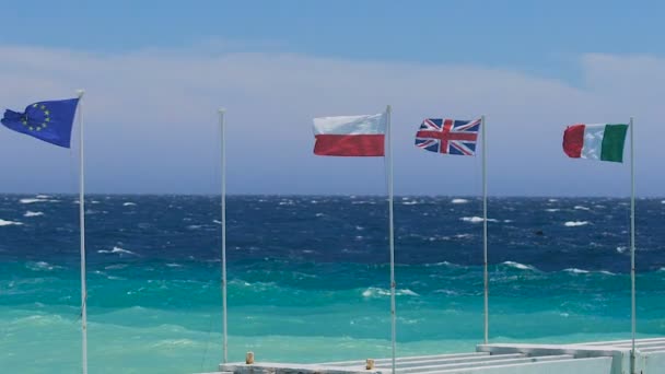 EU (Polen), Groot-Brittannië, Italië vlaggen zwaaien in zeewind, internationale samenwerking — Stockvideo